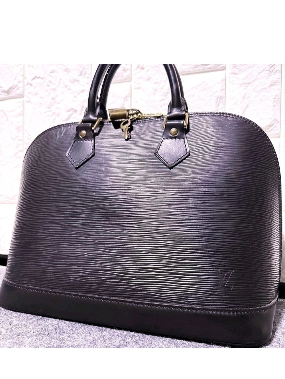 Auth Louis Vuitton Black Epi Alma PM Satchel Bag Vintage 1996 Gold HW)